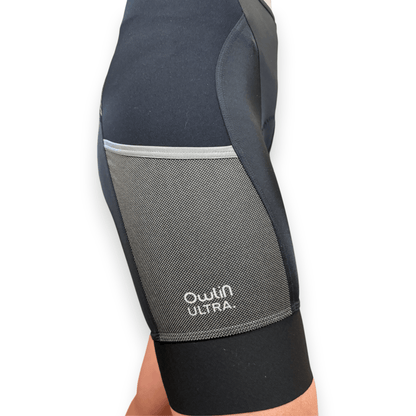 Détail latéral du cuissard court Ultra V3 Femme Owlin avec logo Ultra et poche réfléchissante