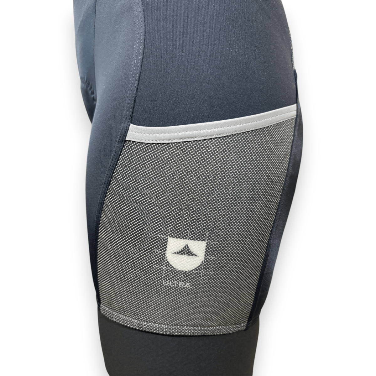 Détail de la poche cargo réfléchissante du cuissard court Ultra V3 Femme Owlin